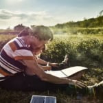 Mann und Kind lesen im Feld